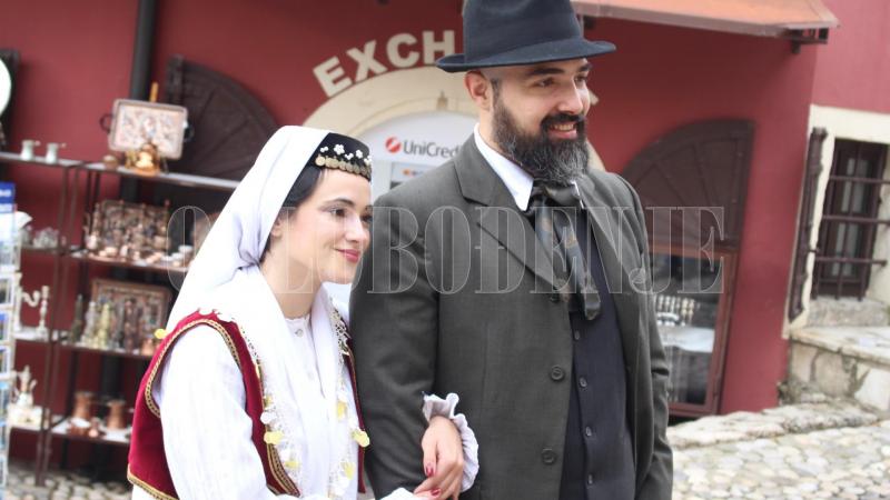 Nova turistička atrakcija u Mostaru: Aleksa i Emina ponovo na ulicama grada
